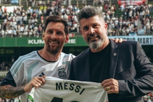 梅西隨阿根廷隊在埃爾切主場公開訓(xùn)練，獲贈埃爾切10號球衣