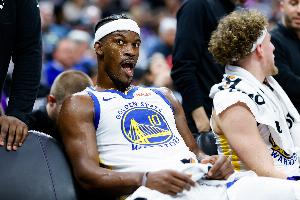 ??路走寬了！巴特勒籃下給球隊(duì)老大波杰姆斯基讓籃板