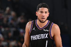 進(jìn)攻犀利！布克半場(chǎng)12中6拿到17分1板3助 次節(jié)獨(dú)得11分