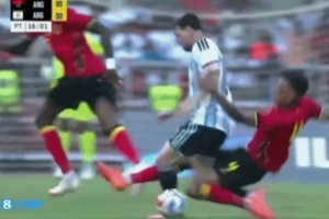 友誼賽這強(qiáng)度？梅西遭安哥拉球員背后剪刀腳，阿爾馬達(dá)眉骨被打破