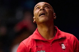 寶刀不老??卡福國(guó)王聯(lián)賽場(chǎng)邊秀花式顛球