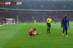 萊萬爭搶時拉傷，但仍暫時堅持比賽