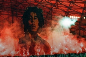 球迷燃放煙花違規(guī)！馬賽被罰款7萬余歐元+部分看臺關(guān)閉但緩期執(zhí)行