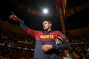 鯊魚的低位+魔術(shù)師的組織+KD的投籃！約基奇正朝著GOAT的目標(biāo)邁進(jìn)