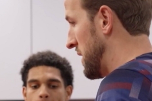 恭喜！寬薩完成英格蘭隊首秀，隊長凱恩為他頒發(fā)紀念帽子