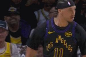 超級硬！海斯奪球補籃2+1 與老詹擊掌撞胸&對77豎中指&布朗尼怒吼