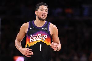 兵不血刃！布克13投6中得19分6板5助3斷 正負(fù)值為+17