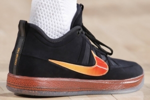 感覺沒什么設(shè)計(jì)！布克今日比賽中首穿“布克2代”簽名球鞋