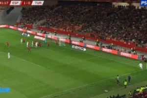 居爾為土耳其破門，這是西班牙本屆世預(yù)賽的第一粒丟球