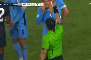 本坦庫爾鏟到對(duì)方球員腳踝染紅離場(chǎng)，烏拉圭1-5落后于美國(guó)