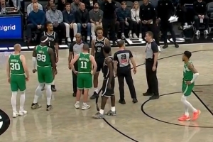 還挺激烈！米諾特和克洛尼爭搶籃板時互相推搡 雙方吃T！