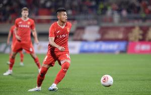 重慶銅梁龍發(fā)售黃希揚(yáng)沖超紀(jì)念圍巾，印有“中超，還給你們了”