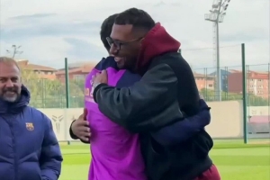 巴薩社媒曬博阿滕造訪訓練基地視頻，與老隊友萊萬擁抱