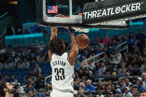 半場(chǎng)準(zhǔn)兩雙！克拉克斯頓8中5拿到12分9籃板4助攻 正負(fù)值達(dá)+20