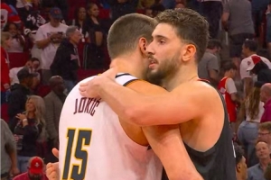 哥還是你猛??！申京賽后和約基奇擁抱寒暄??