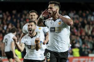 精彩！26歲前鋒雨果·杜羅對萊萬特倒鉤破門，為瓦倫打進制勝球