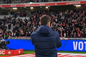 結(jié)束法甲8場進(jìn)球荒！吉魯賽后謝場，揮舞圍巾與球迷互動(dòng)