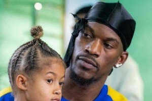 巴特勒現(xiàn)身舊金山新鞋發(fā)售現(xiàn)場(chǎng) 小老弟庫(kù)明加到場(chǎng)支持