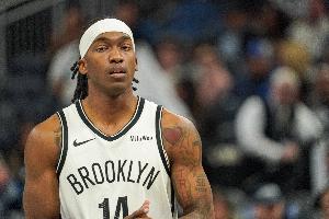 加餐？場(chǎng)邊球迷爆米花被球砸翻 曼恩趁機(jī)去抓了兩顆塞嘴里