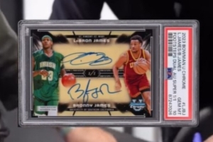Topps曬詹姆斯父子雙簽球星卡簽名瞬間 此卡二級(jí)市場(chǎng)已達(dá)11.4萬刀