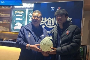 寄托殷切期望！魏祥鑫正式留洋后，犀旺贈(zèng)送其“柚子足球”