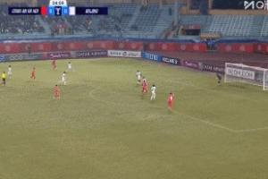 很危險！河內公安球員左路內切遠射，球擊中立柱