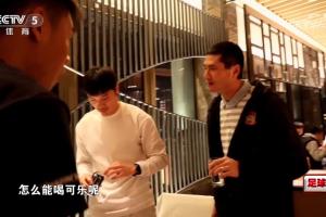 自律！邵佳一在飯桌旁告誡西海岸球員：職業(yè)球員怎么能喝可樂呢？