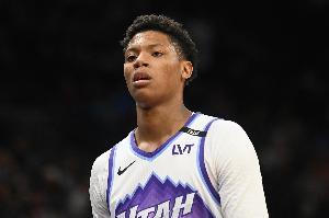 希望沒事！貝利防守德羅贊被撞飛 隨后返回更衣室