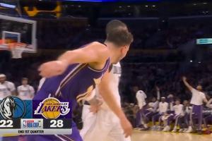 克萊防守未失位 東契奇連續(xù)晃動(dòng)命中三分&隨后拍克萊屁股調(diào)戲