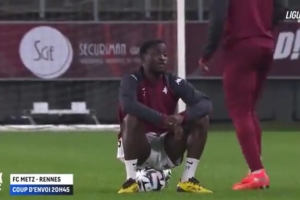 不滿自己無緣首發(fā)！梅斯后衛(wèi)賽前拒絕參加熱身，坐在足球上不動(dòng)彈