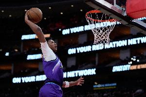 表現(xiàn)一般！貝利上半場(chǎng)5中2得5分4板2助 三分2中1