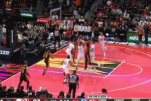 組織前鋒！杰倫·約翰遜殺到中路油漆區(qū) 一個拋傳助蓋耶起飛暴扣