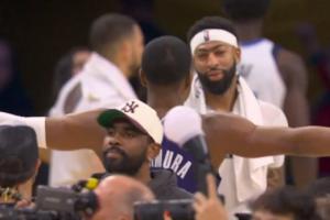 濃眉原本滿臉不開(kāi)心????看到八村大大的擁抱笑了起來(lái)