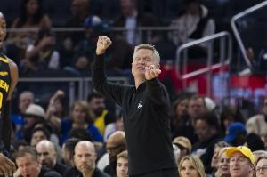 今天吃餃子了！勇士3分鐘內(nèi)2次挑戰(zhàn)都成功 阿爾瓦拉多&奎因犯規(guī)