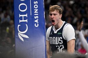 騎著直接上！弗拉格一路突破殺到籃下 隔著祖巴茨強(qiáng)起雙手暴扣