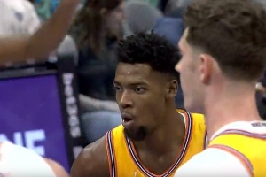 不多見呀！英格拉姆罰球線干拔中投 米勒側(cè)翼飛過(guò)來(lái)大帽扇掉