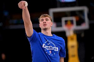 基德：弗拉格雖然只有18歲但看起來經(jīng)驗豐富 他攻防都有全能表現(xiàn)