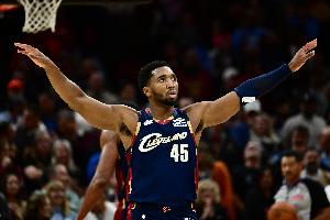 如入無人之境！米切爾一穿三殺入內(nèi)線 上演雙手暴扣