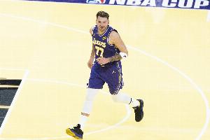 東契奇連續(xù)5場(chǎng)砍下30+兩雙！成為奧尼爾后首位做到這點(diǎn)的湖人球員