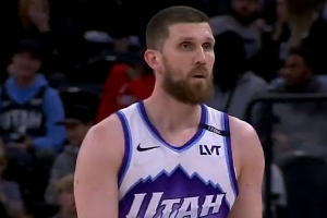 射手也能這么玩！米哈伊柳克突破 海底撈月大回環(huán)拉桿上籃！