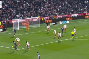 維尼修斯嘗試突破后倒地，赫羅納球員搖手指示意沒犯規(guī)