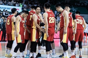 媒體人：中國男籃現(xiàn)在還留在場館里的更衣室開會 沒有離開