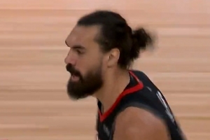 力拔山兮！杜蘭特反擊吊球 亞當(dāng)斯接球轉(zhuǎn)身暴起隔扣菲利波夫斯基