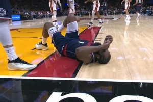 哈登突破痛苦倒地！美媒嘲諷其碰瓷：太無恥了 沒人碰到他??