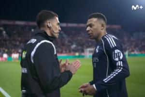 姆巴佩與四官場邊爭執(zhí)：你為什么看那里？我說話的時候看著我！