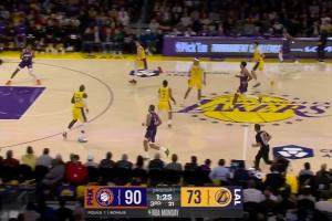 ??心態(tài)崩了？湖人5個人退而不防 鄧恩輕松笑納快攻空籃