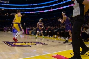 不算！狄龍空位三分命中 但因踩到邊線取消了