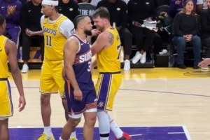 心大！東契奇罰球命中狄龍上前擊掌慶祝 東子笑了作勢(shì)要肘擊他