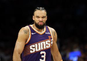 龍騰水濺！狄龍火力全開連續(xù)拿分 幫助太陽占據(jù)場(chǎng)上主動(dòng)