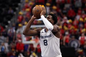 對(duì)攻大戰(zhàn)！灰熊第三節(jié)39-34領(lǐng)先馬刺 兩隊(duì)合計(jì)73分